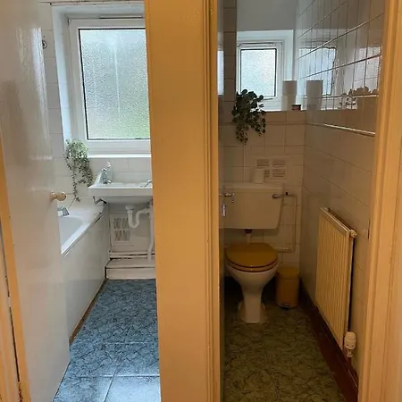 Centrally Located 2- Bedroom Apartment With Garden Apartment