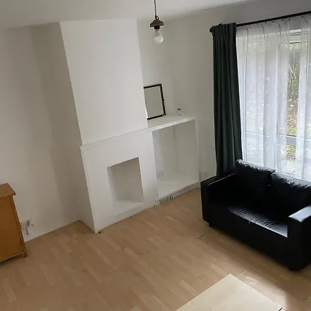 Apartment Centrally Located 2- Bedroom Apartment With Garden