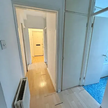 Centrally Located 2- Bedroom Apartment With Garden *