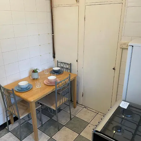 Centrally Located 2- Bedroom Apartment With Garden Apartment *