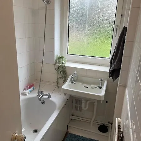 Centrally Located 2- Bedroom Apartment With Garden Apartment *