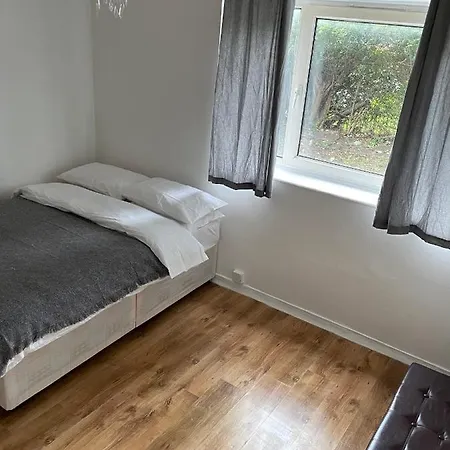 Centrally Located 2- Bedroom Apartment With Garden *