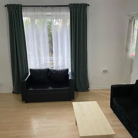 Centrally Located 2- Bedroom Apartment With Garden Apartment London