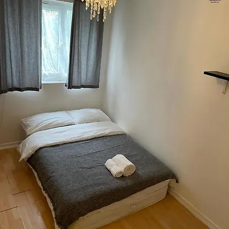 Centrally Located 2- Bedroom Apartment With Garden Apartment London