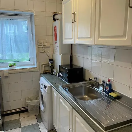 Centrally Located 2- Bedroom Apartment With Garden London