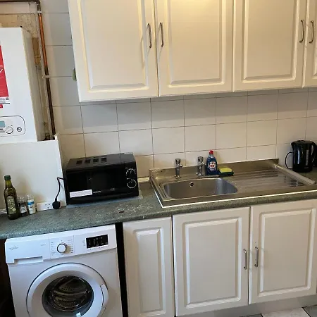 Apartment Centrally Located 2- Bedroom Apartment With Garden London