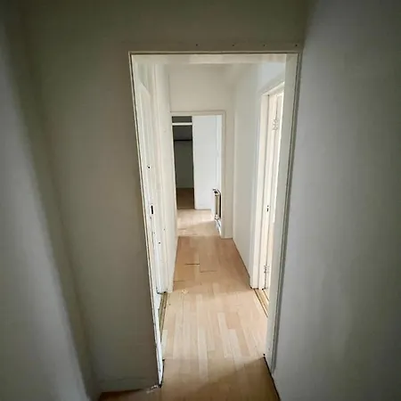 Apartment Centrally Located 2- Bedroom Apartment With Garden