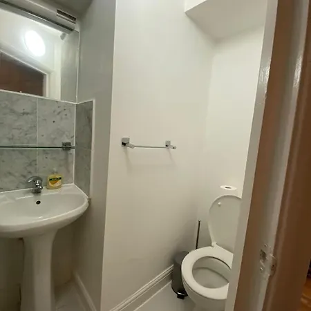 Apartment F1-basement Studio Fits 3 Near Paddington *