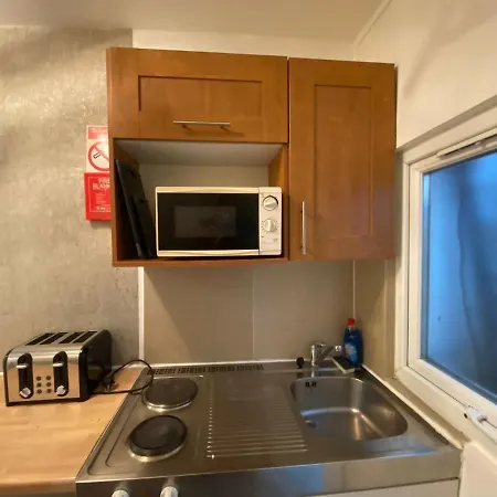 F1-basement Studio Fits 3 Near Paddington London