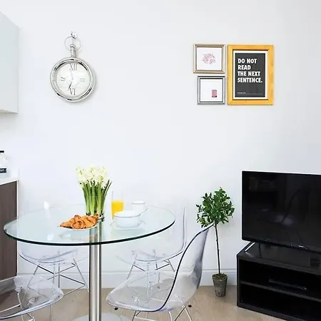 Recently Redecorated Bright 1br Near Shepherds Bush With Parking Soa London