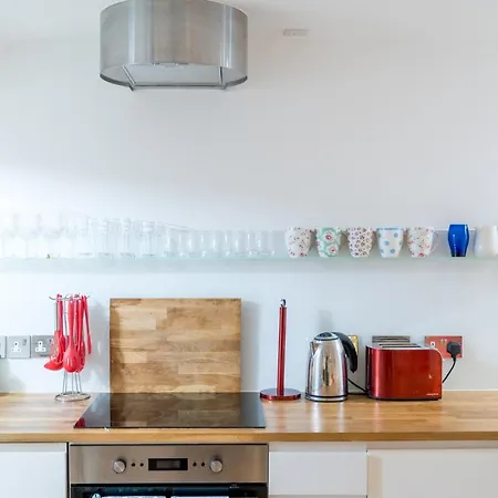 Stylish Flat With Private Yard In Shepherd Bush