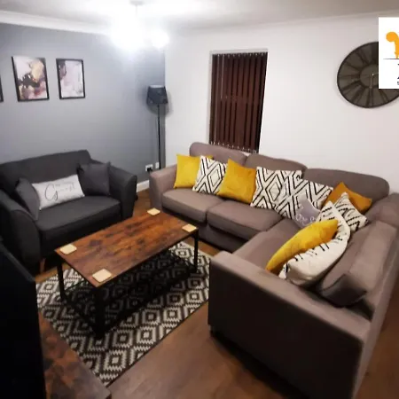 4 Bed Townhouse/free Parking