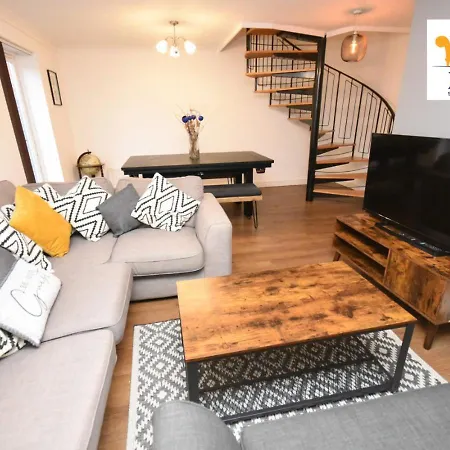 4 Bed Townhouse/free Parking Apartment *