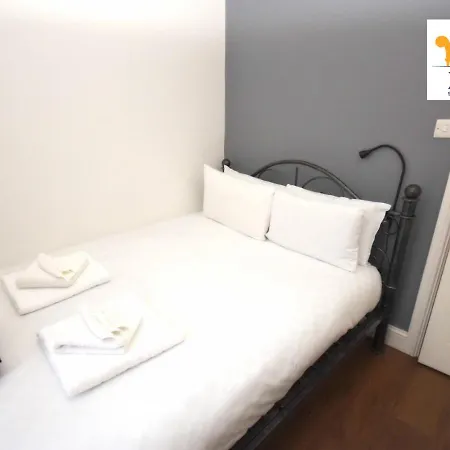 4 Bed Townhouse/free Parking Apartment