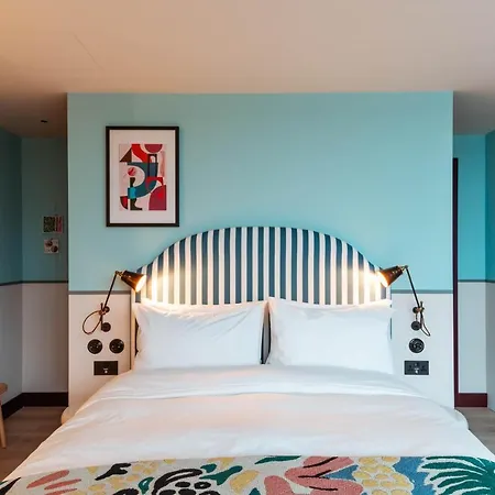 Room2 Chiswick Hometel