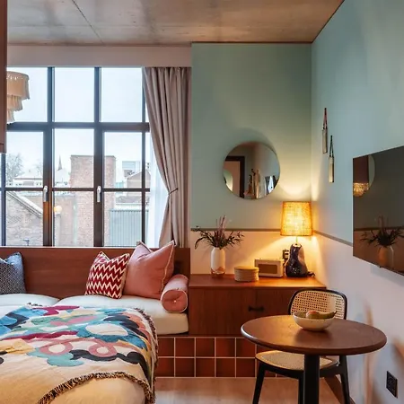 Room2 Chiswick Hometel 4*