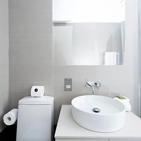 Recently Redecorated Bright 1br Near Shepherds Bush With Parking Soa Apartment