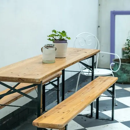 Stylish Flat With Private Yard In Shepherd Bush