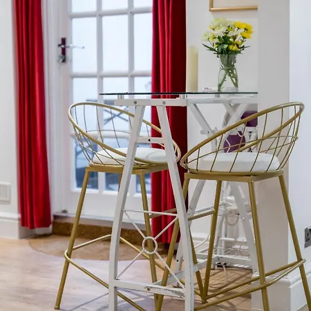 Stylish Flat With Private Yard In Shepherd Bush *