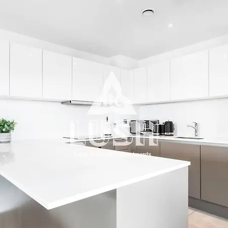 Modern, Stylish Penthouse Next To Wembley Stadium!
