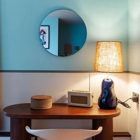 Room2 Chiswick Hometel