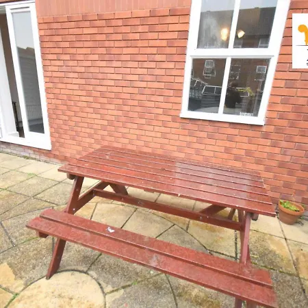 4 Bed Townhouse/free Parking * Mitcham