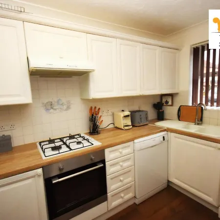 4 Bed Townhouse/free Parking Apartment *