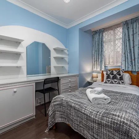 Flourish - Marlands - Ilford Apartment *