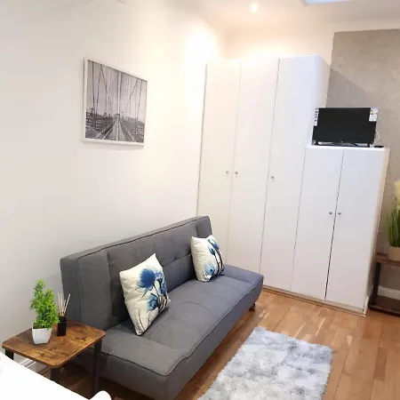 F1-basement Studio Fits 3 Near Paddington *