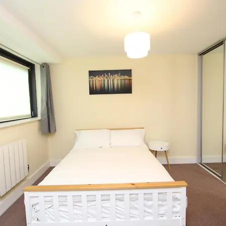 Lovely 2-bedroom In Docklands, E14 Apartment *