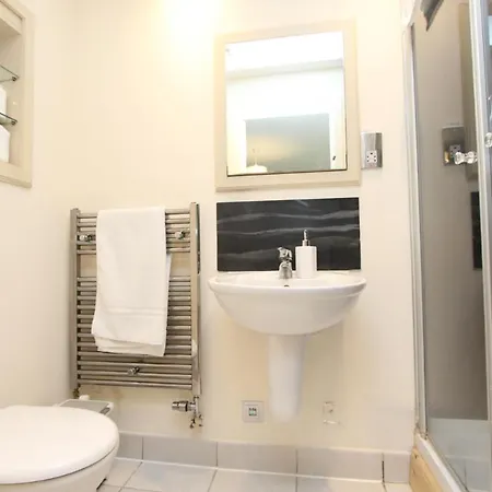 Lovely 2-bedroom In Docklands, E14 Apartment *