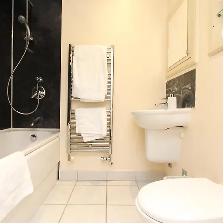 Lovely 2-bedroom In Docklands, E14 Apartment