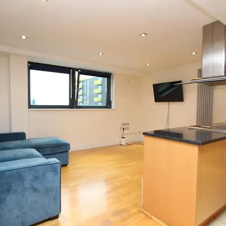 Lovely 2-bedroom In Docklands, E14 Apartment *