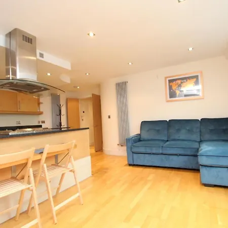 Apartment Lovely 2-bedroom In Docklands, E14 London