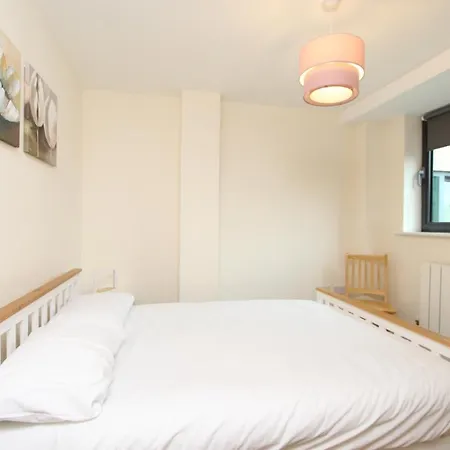 Appartamento Lovely 2-bedroom In Docklands, E14 *