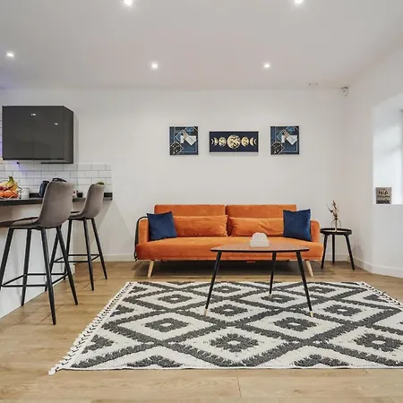 Apartment Luxury House With Garden By Damask Homes