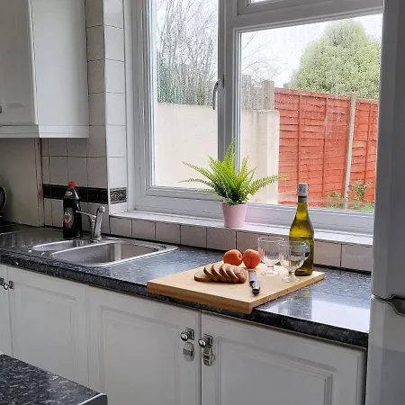 Dagenham/a13/excel/thurrock/contractors/3bedroom House Free Parking For 2 Cars.