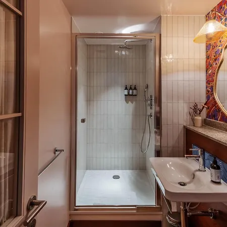 Room2 Chiswick Hometel מלון