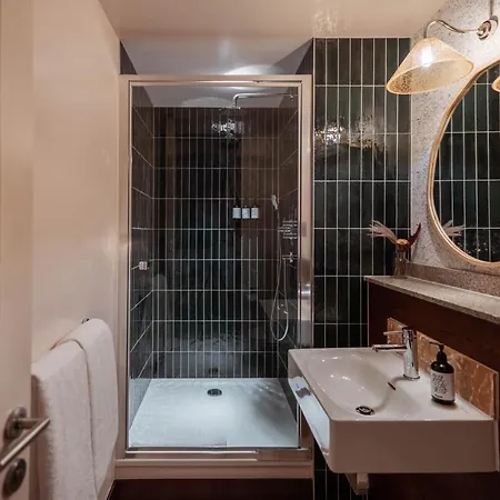 Room2 Chiswick Hometel 4* London