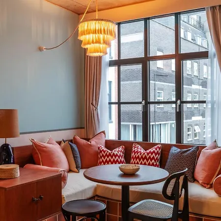 Room2 Chiswick Hometel מלון