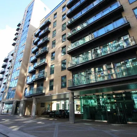 Lovely 2-bedroom In Docklands, E14