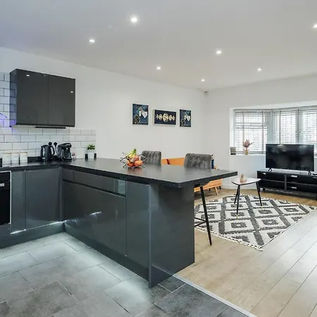 Luxury House With Garden By Damask Homes Apartment *