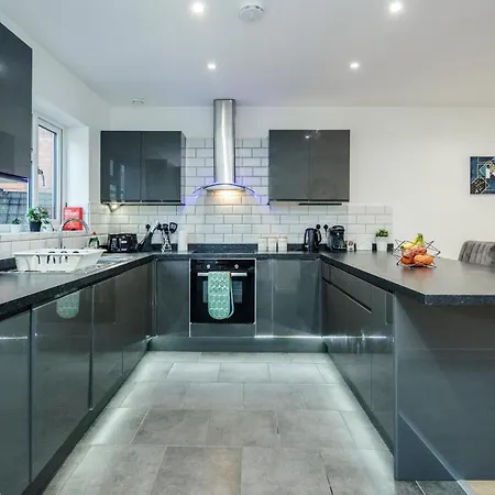 Luxury House With Garden By Damask Homes Apartment *