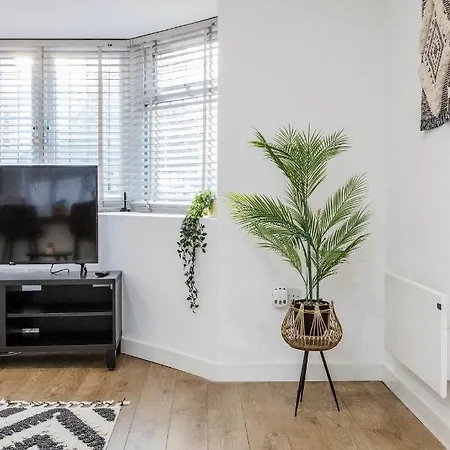 Luxury House With Garden By Damask Homes Apartment *