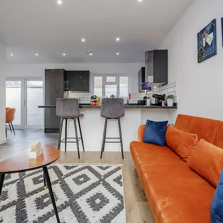Luxury House With Garden By Damask Homes Apartment Ilford