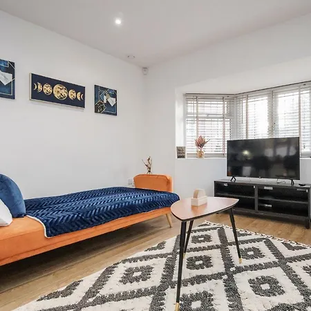 Luxury House With Garden By Damask Homes Ilford