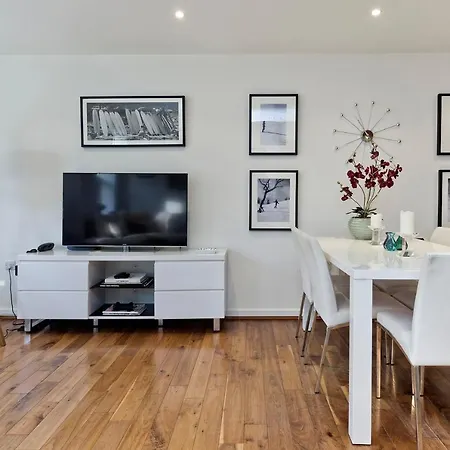 Veeve - White Lights On Wendle Square Apartment London