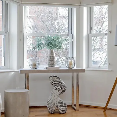 Veeve - White Lights On Wendle Square Apartment London