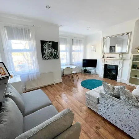 Large 3 Bedroom Modern Close To London Apartment