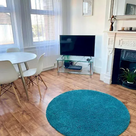 Large 3 Bedroom Modern Close To London Finchley